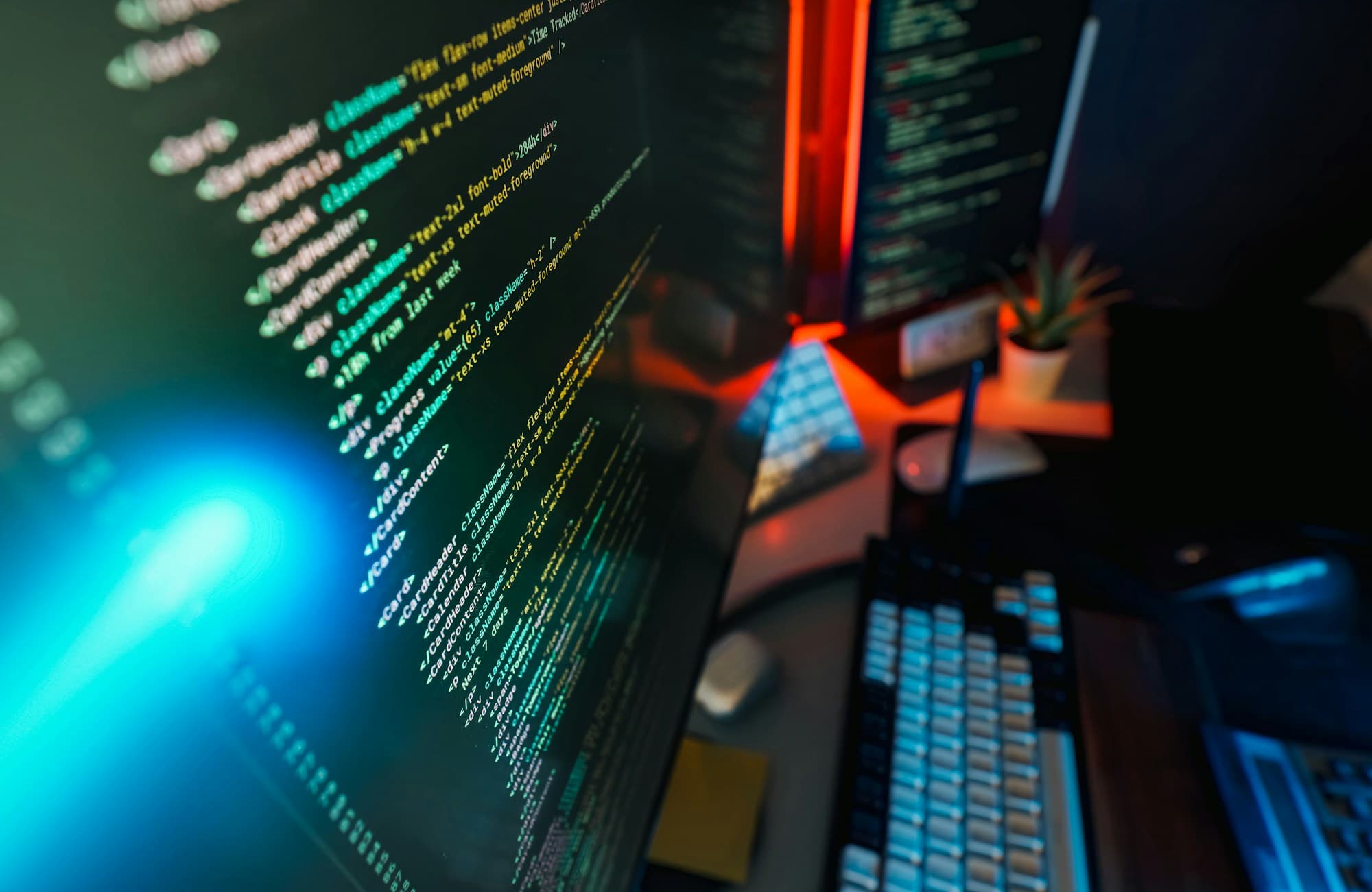 Entorno tecnológico con monitores y código